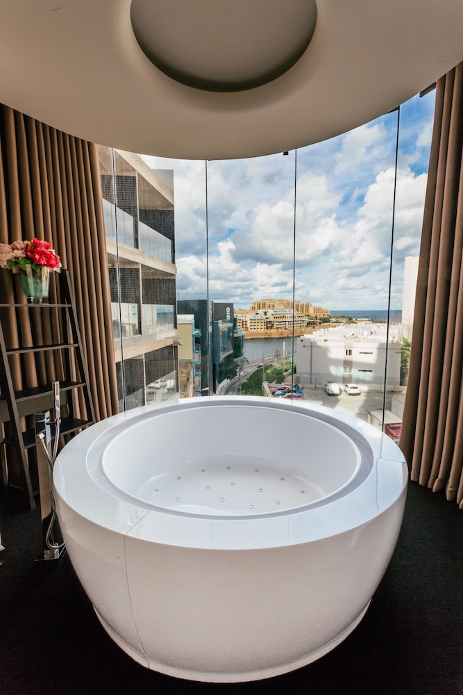 Hugos Boutique Hotel - Adults Only 73/76