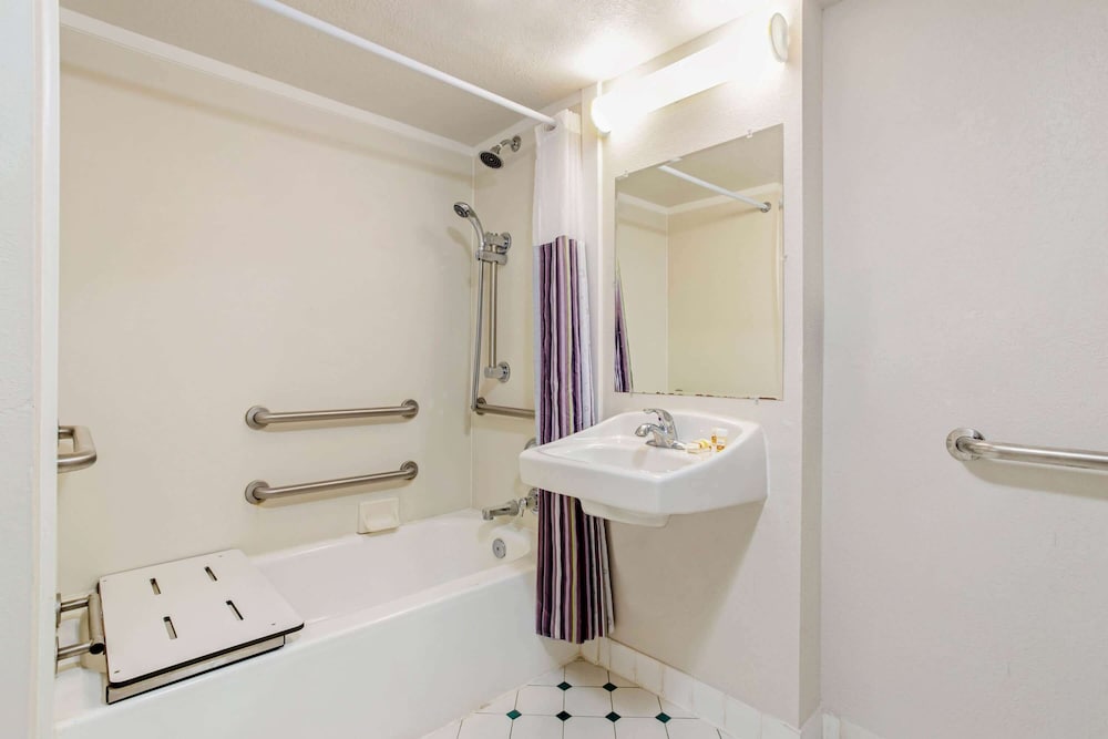La Quinta Inn by Wyndham Tampa Bay Pinellas Park Clearwater 17/56