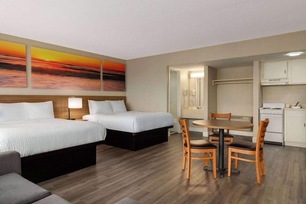 EFFICIENCY, 2 QUEEN BEDS, STREET VIEW