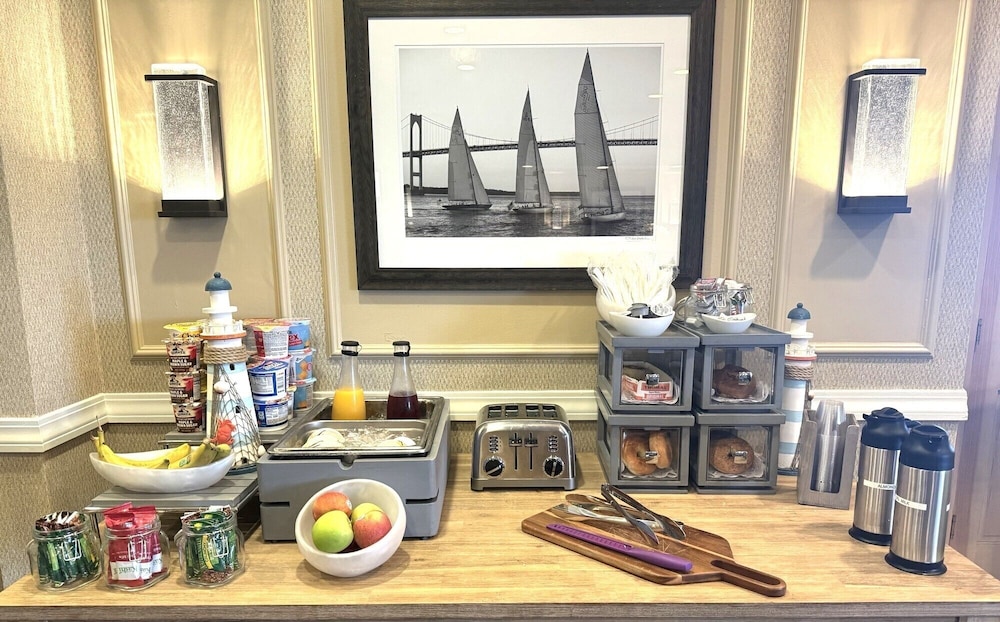 Newport Beach Hotel Suites 50/69