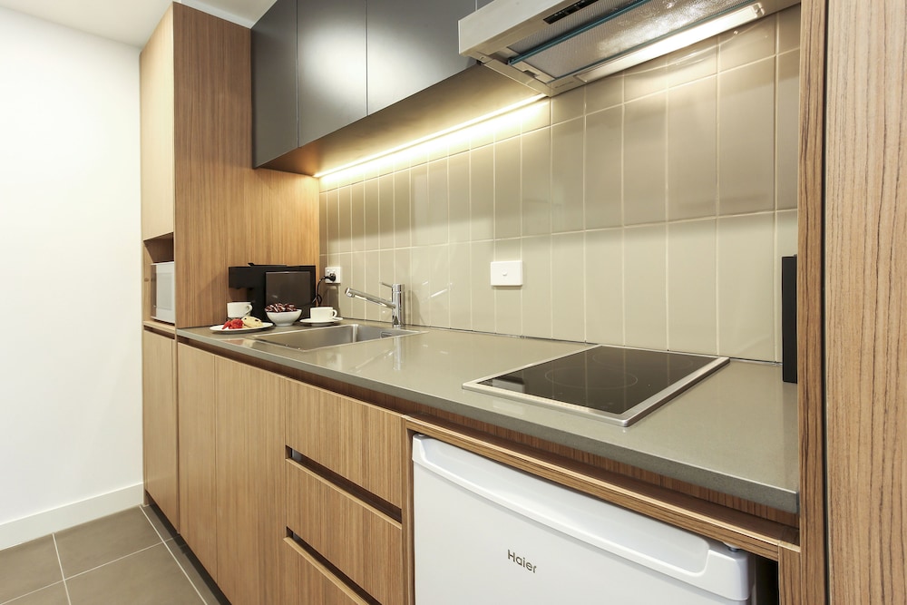 PLUM SERVICED APARTMENTS CARLTON 40/40