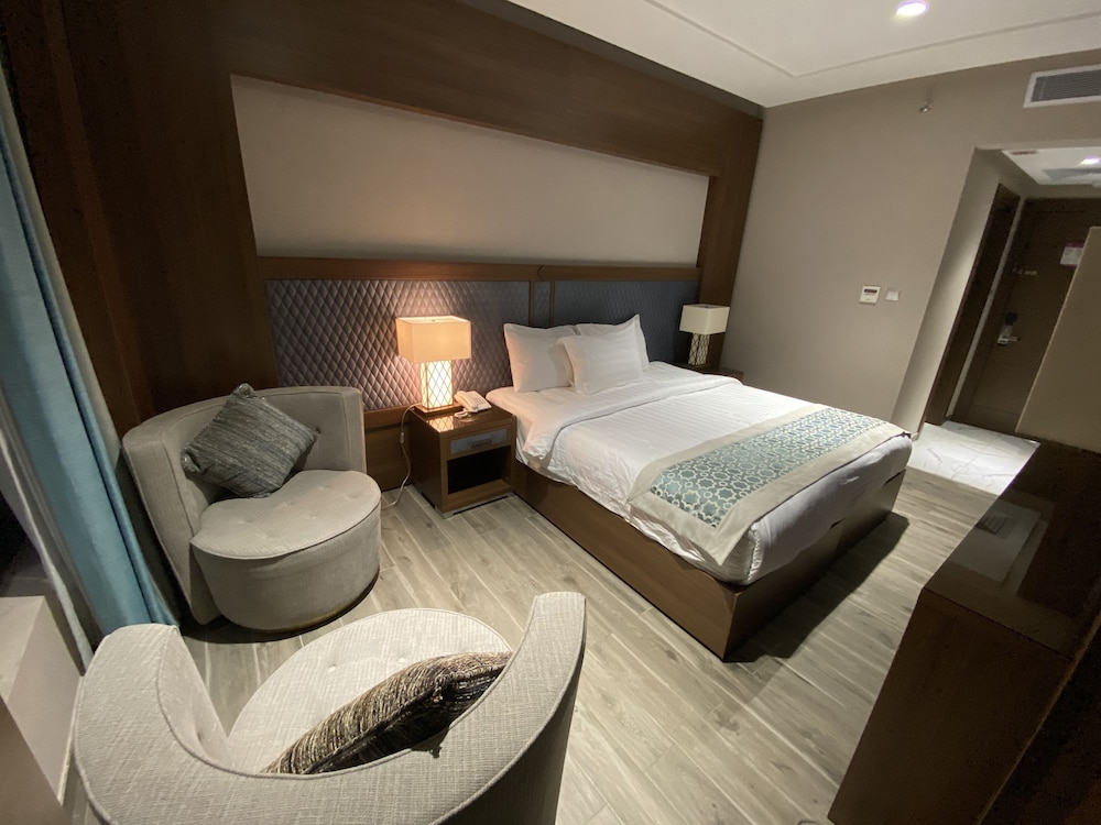 ROOM, DOUBLE BED