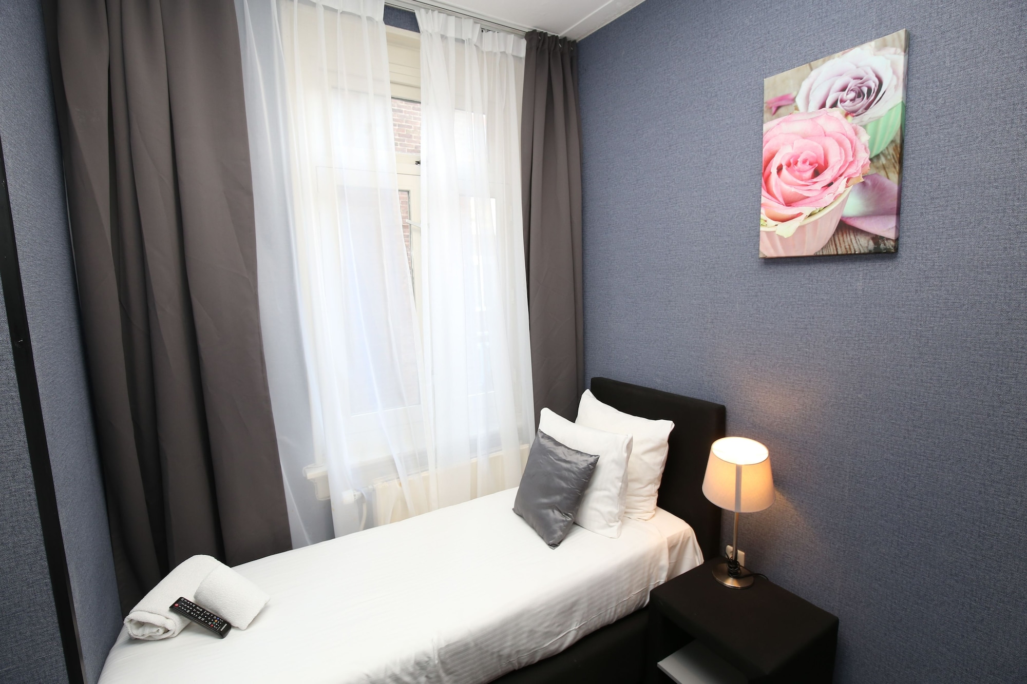 ROOM, SINGLE, SHARED BATHROOM