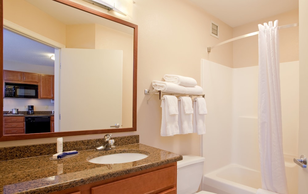 CANDLEWOOD SUITES ROCKFORD 15/38