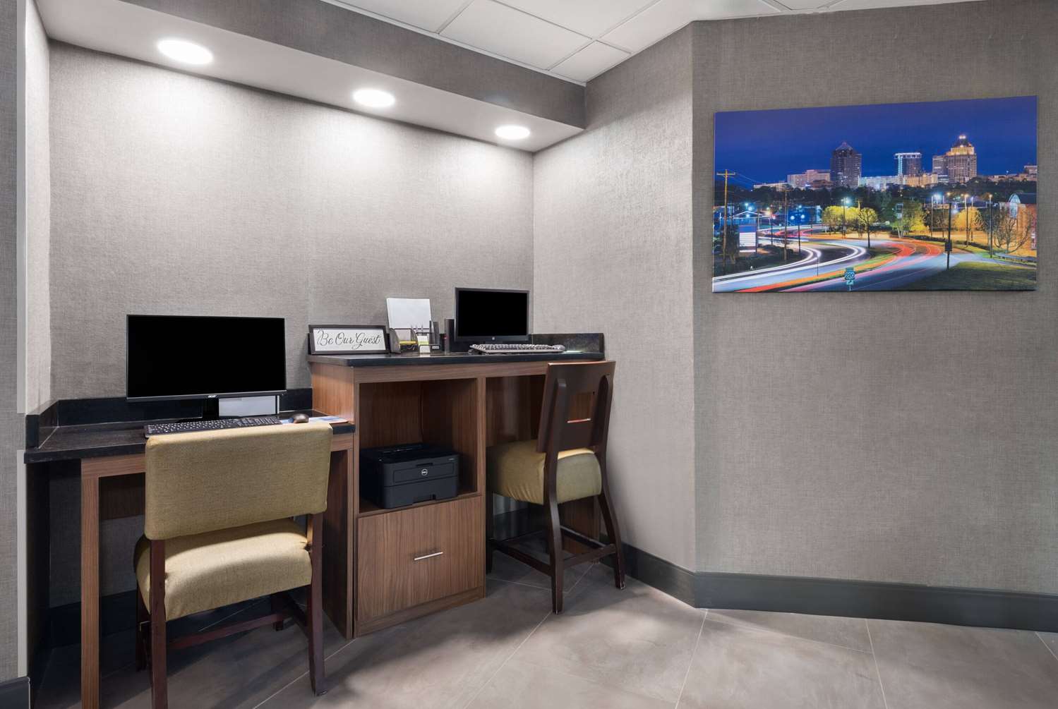 La Quinta Inn & Suites by Wyndham Greensboro NC 42/55