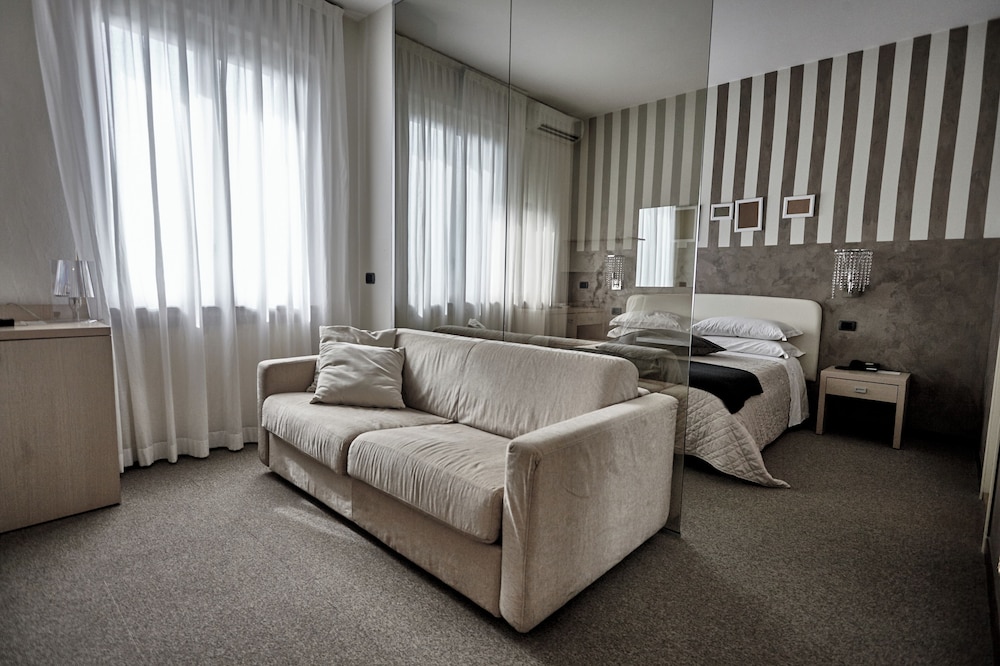 Rouge Hotel International 38/50