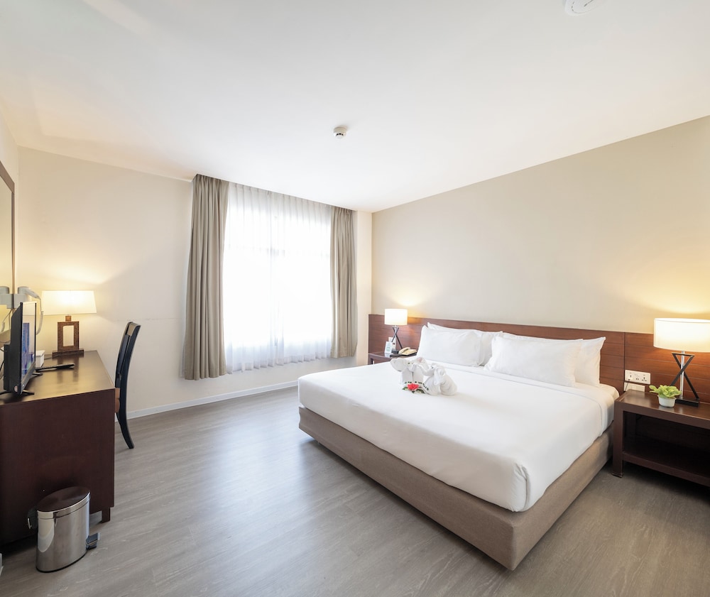 Golden Crown Grand Hotel 11/50