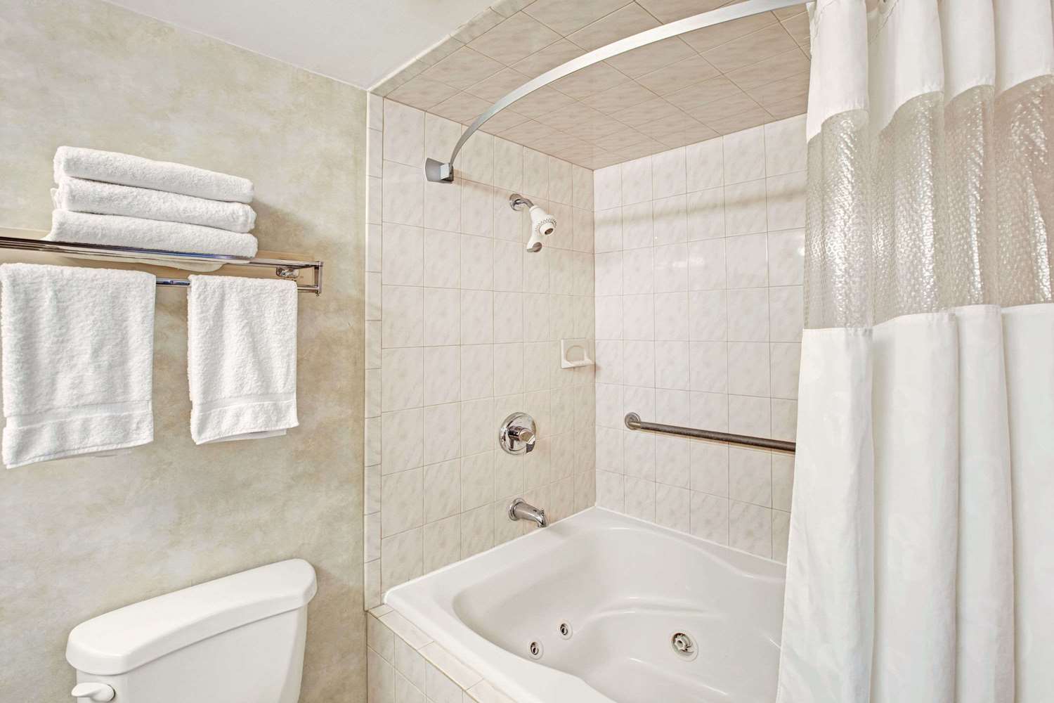 Ramada by Wyndham Flemington 37/38