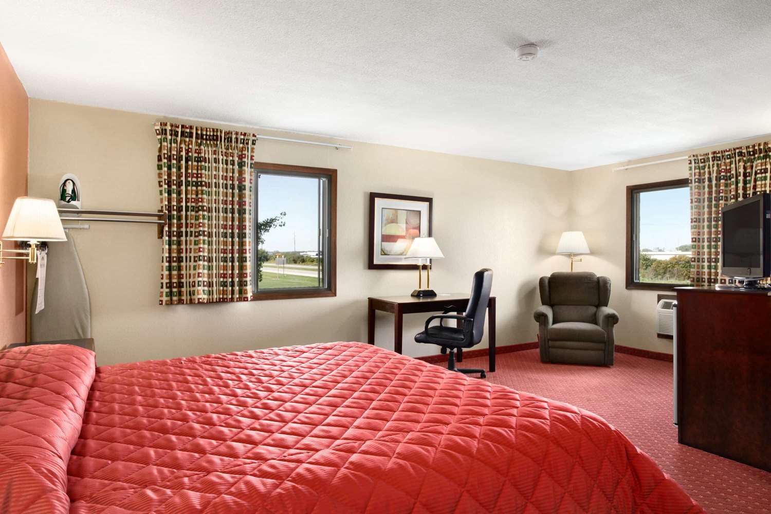Howard Johnson By Wyndham Waterloo/Cedar Falls 9/25