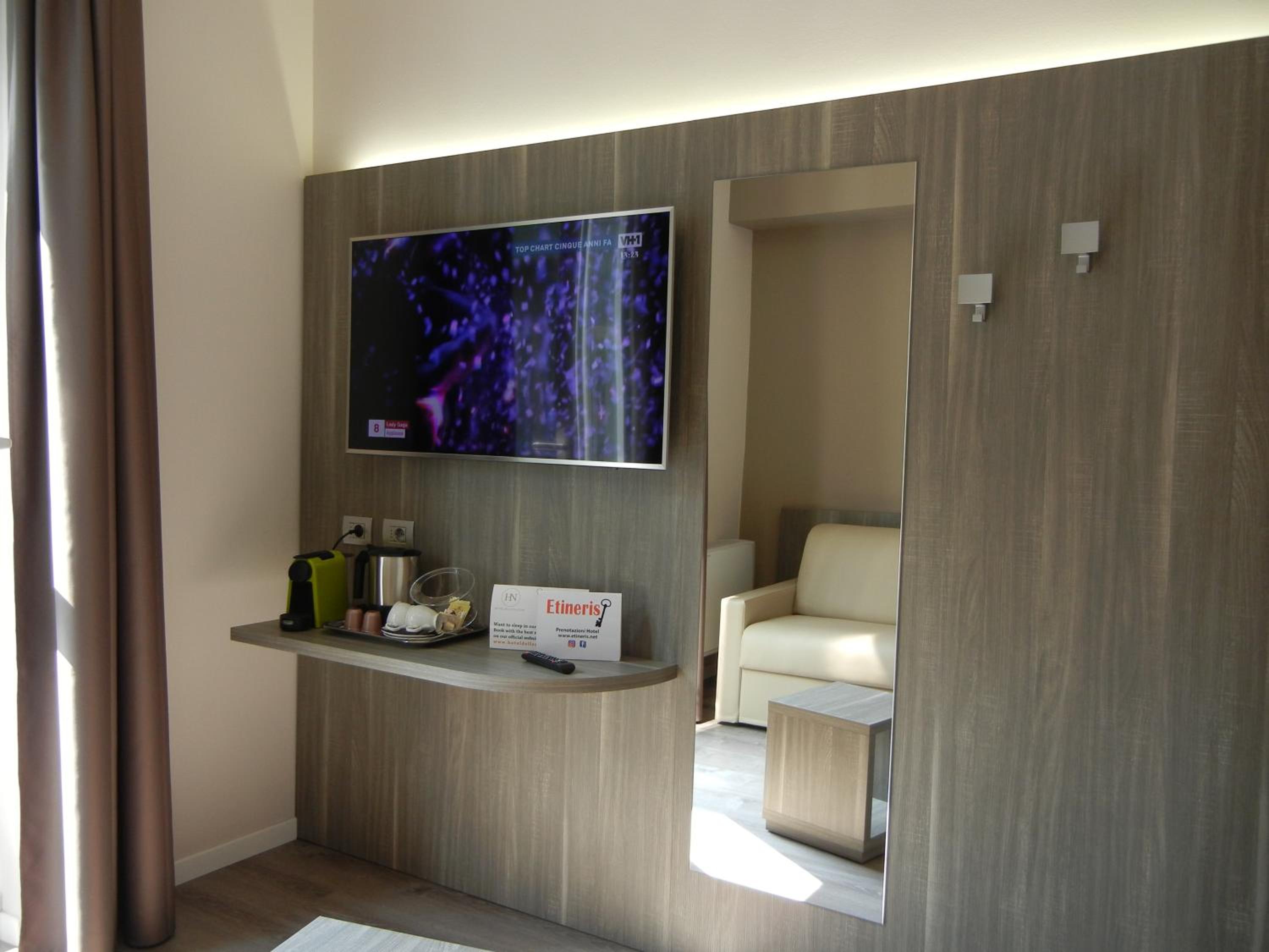 جناح بشرفة، Hotel Delle Nazioni 2/2