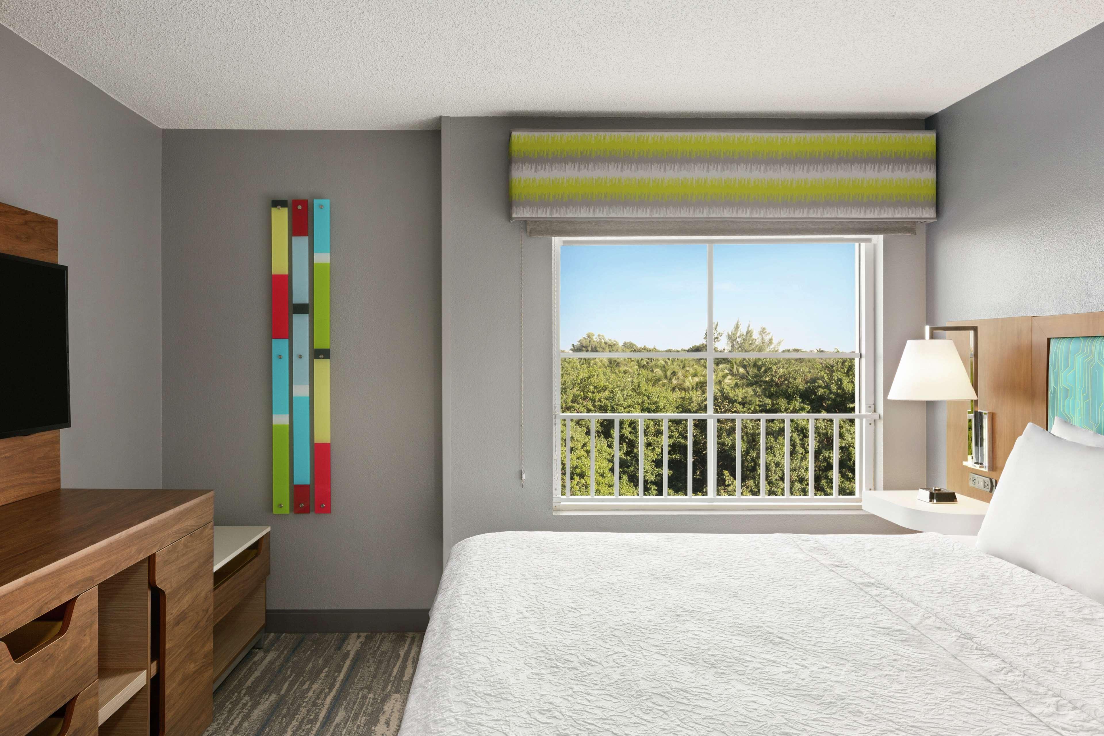 1 BEDROOM, SUITE, KING BED, SOFA, KITCHEN