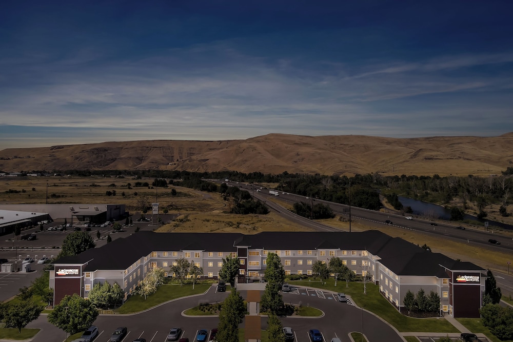 Ledgestone Hotel 61/68