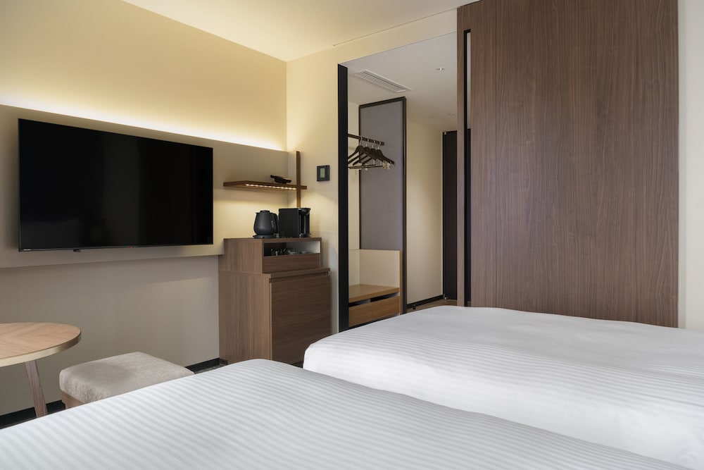 CONNECTING, TWIN BEDS