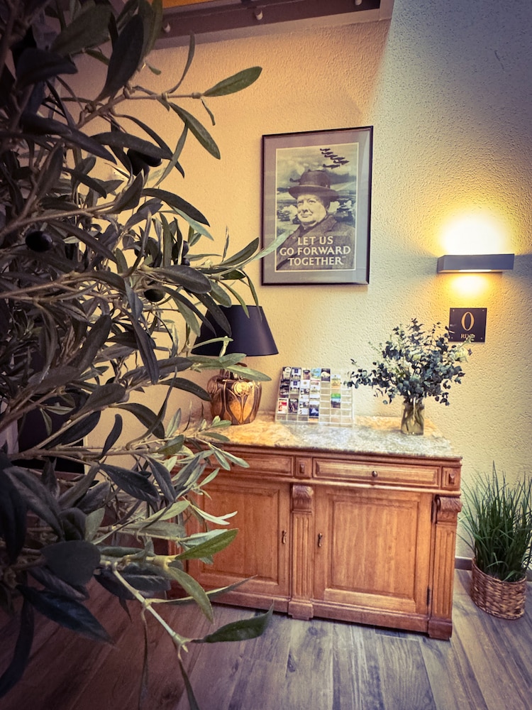 Churchill Hotel Bayeux 8/50