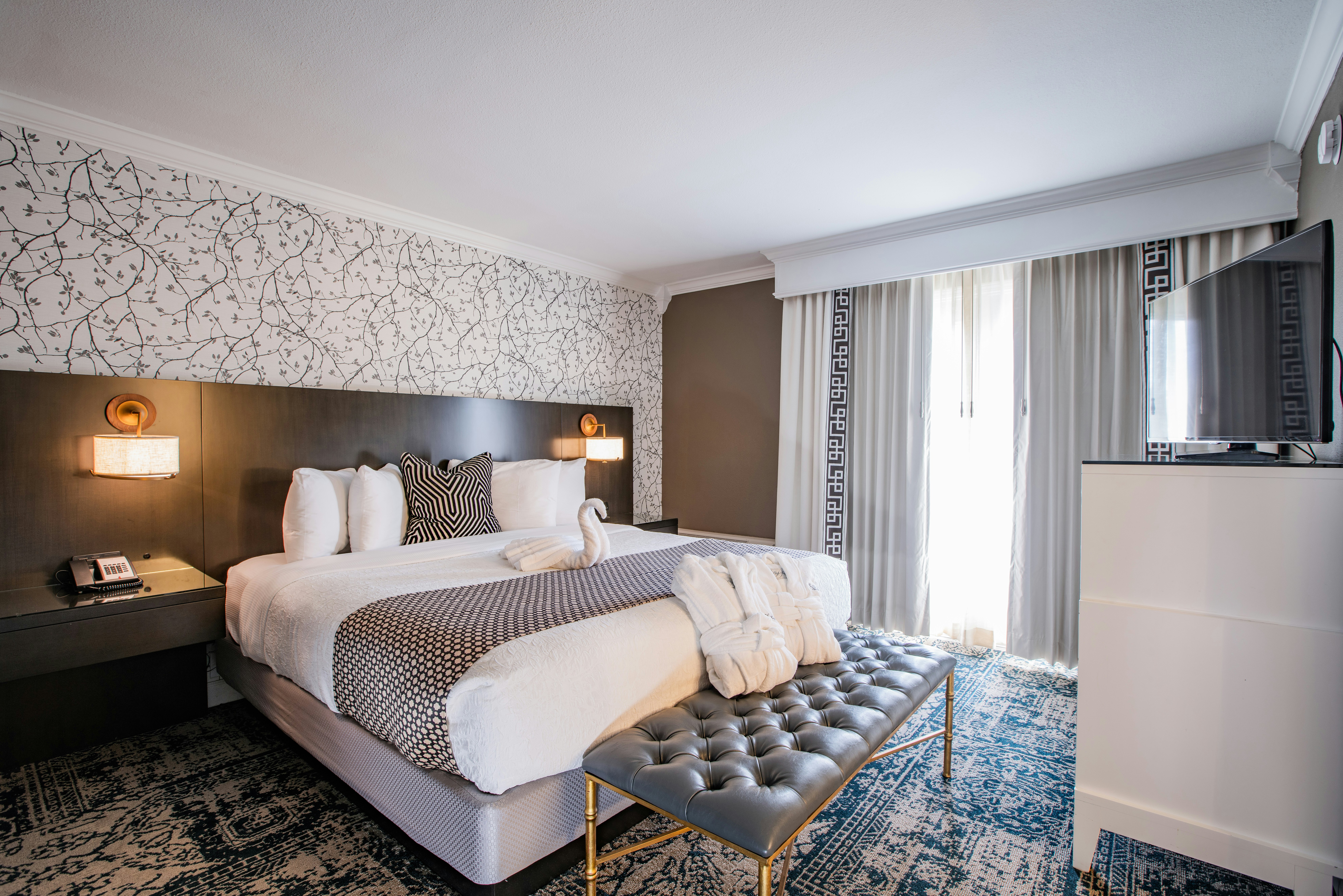 2 ROOMS, SUITE, KING BED