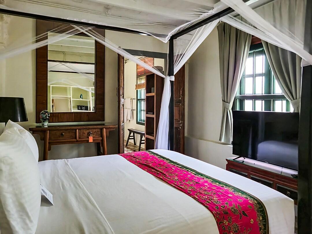Colonial, House, King Bed