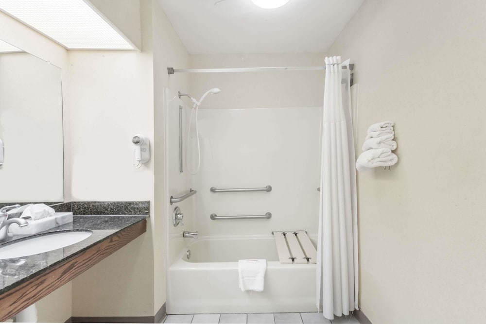 Baymont by Wyndham Hickory 8/24