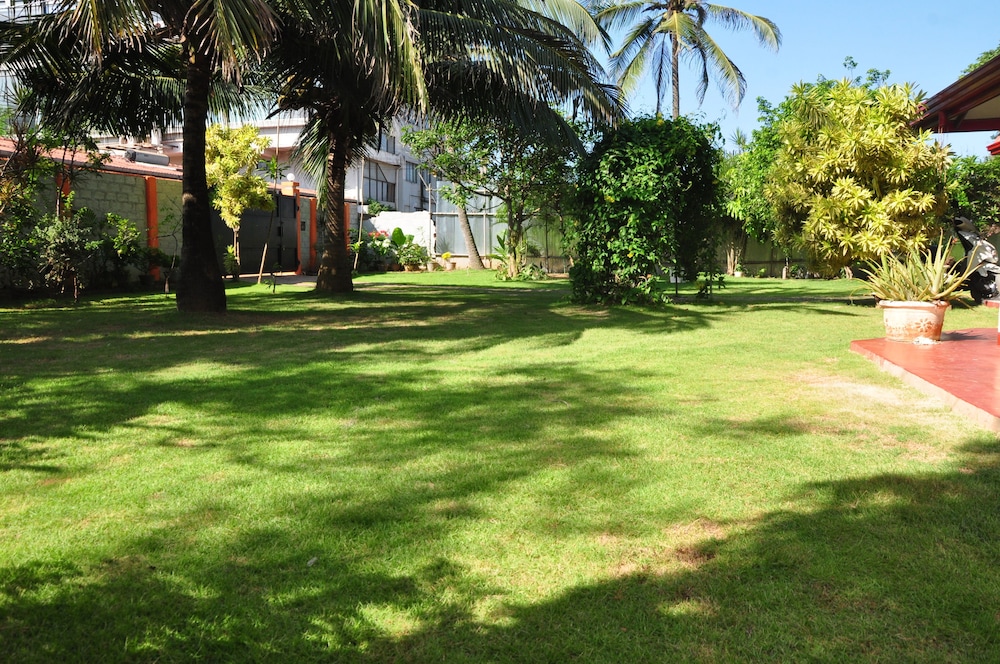 Sugandi Inn 33/40