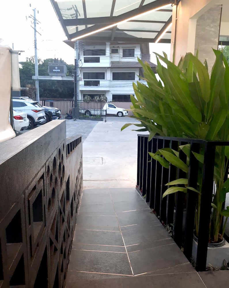 The 9 Residence Hotel 9/50