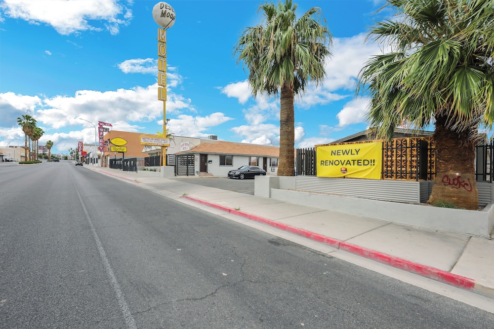 Desert Moon Motel 52/63