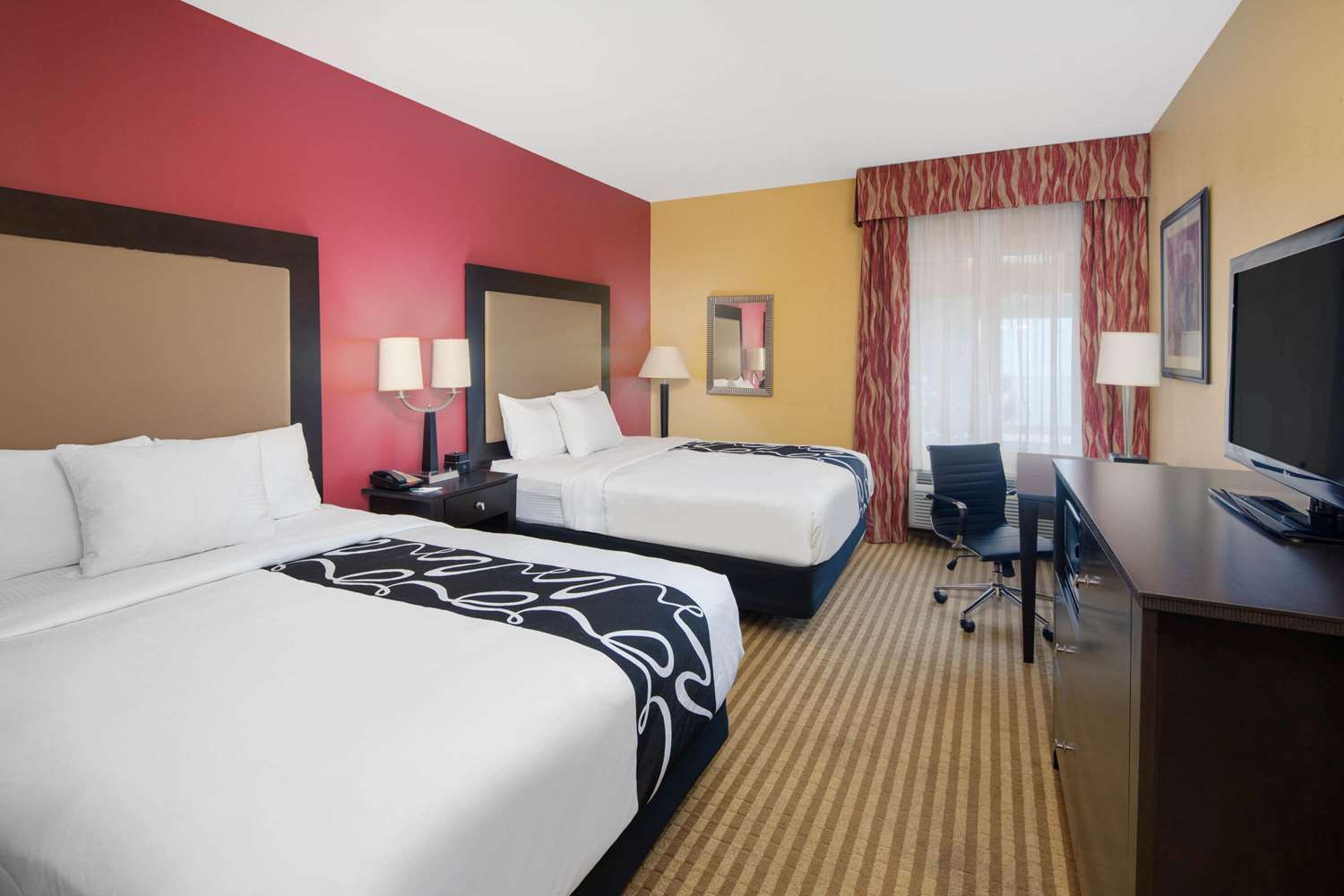 La Quinta Inn and Suites by Wyndham Atlanta Union City 11/33