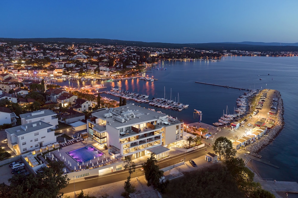 Riva Luxury Hotel 60/69