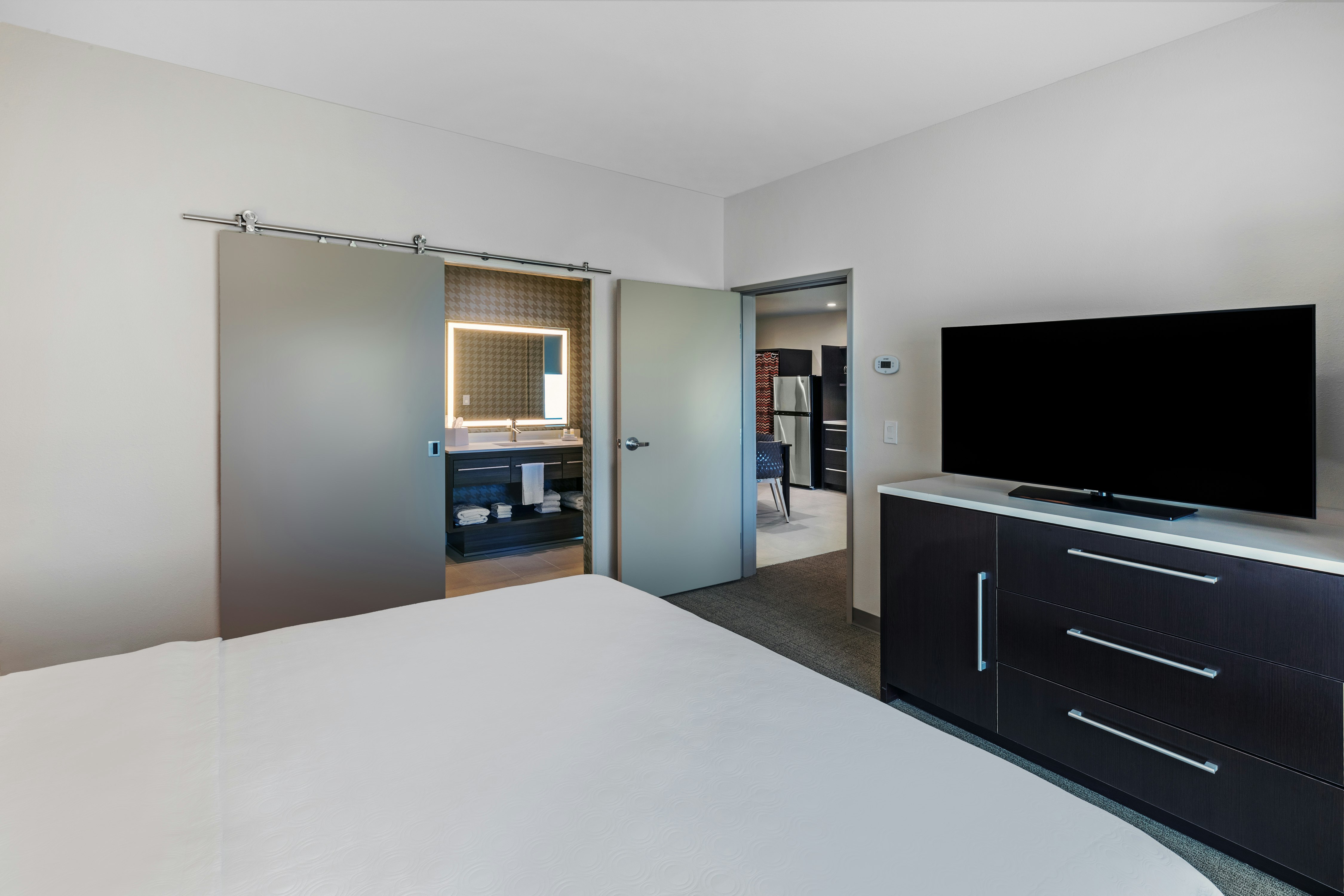 1 BEDROOM, SUITE, KING BED