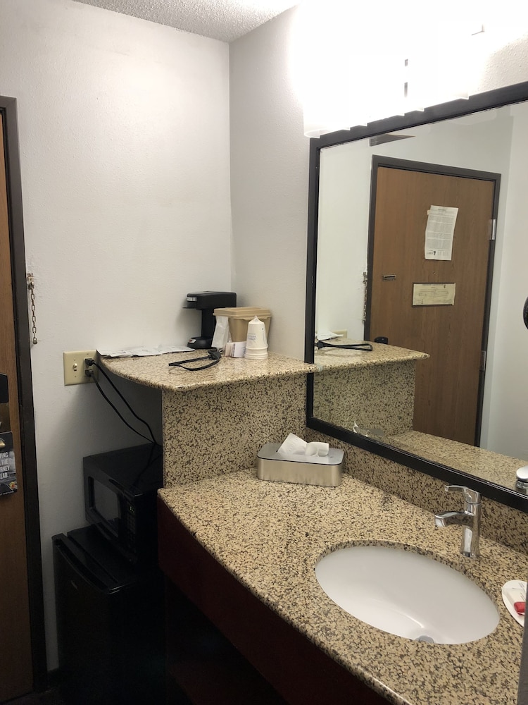 Super 8 By Wyndham Milwaukee Airport 20/57