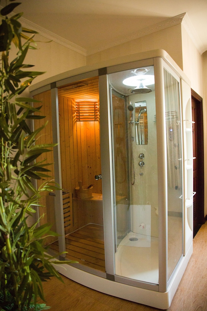 Hai Ba Trung Hotel & Spa 18/38