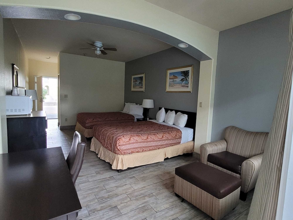 Casa Bella Hotel and Suites 10/24