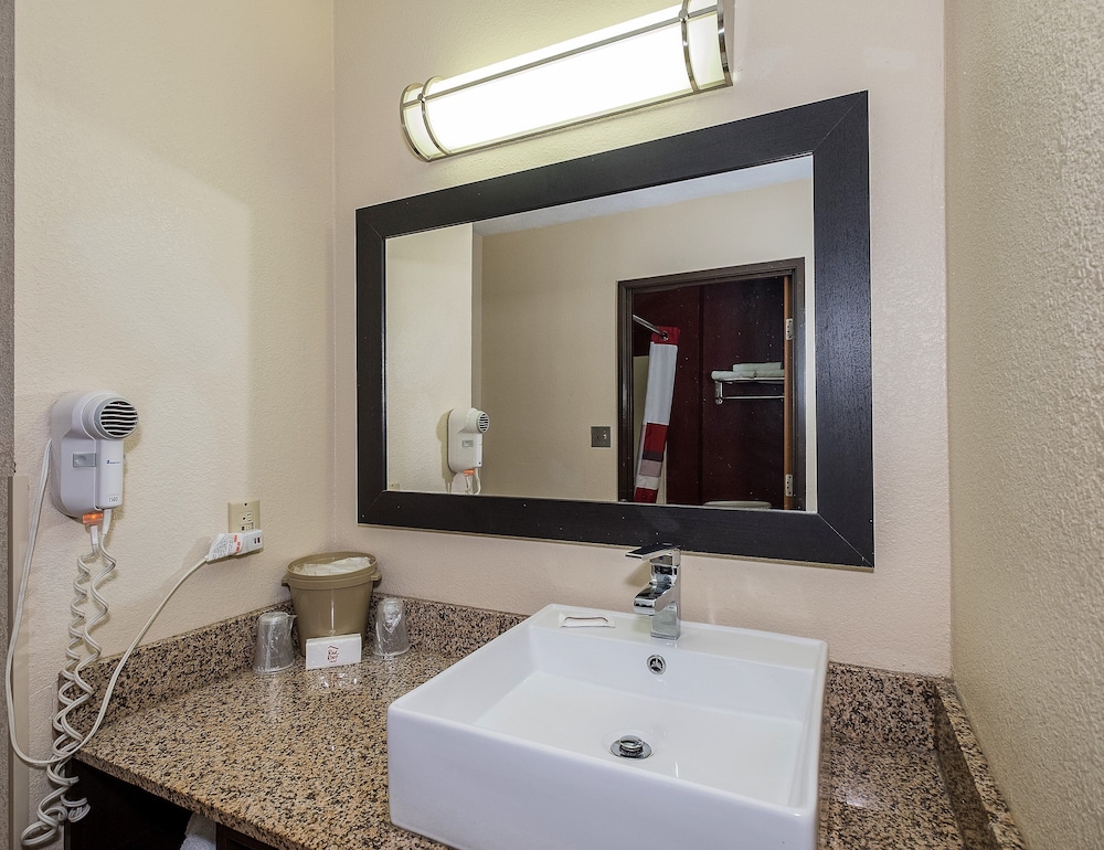 Red Roof Inn & Suites Hermitage 21/30