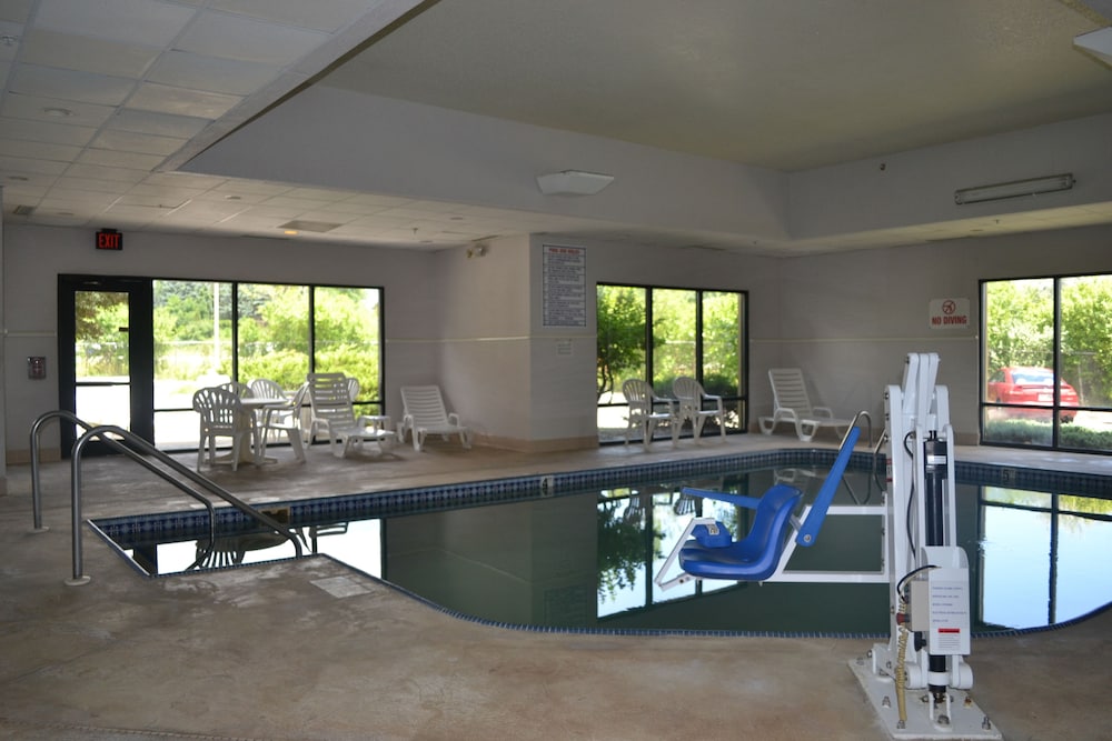 Super 8 By Wyndham Germantown/Milwaukee 32/41