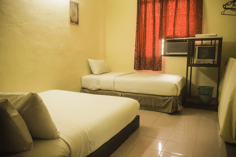 غرفة بحمام مشترك للمدخنين، Anggerik Lodging 2/3