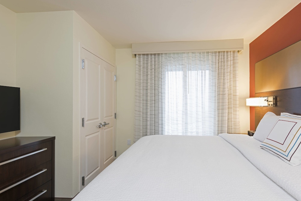 Residence Inn Milwaukee West 8/34