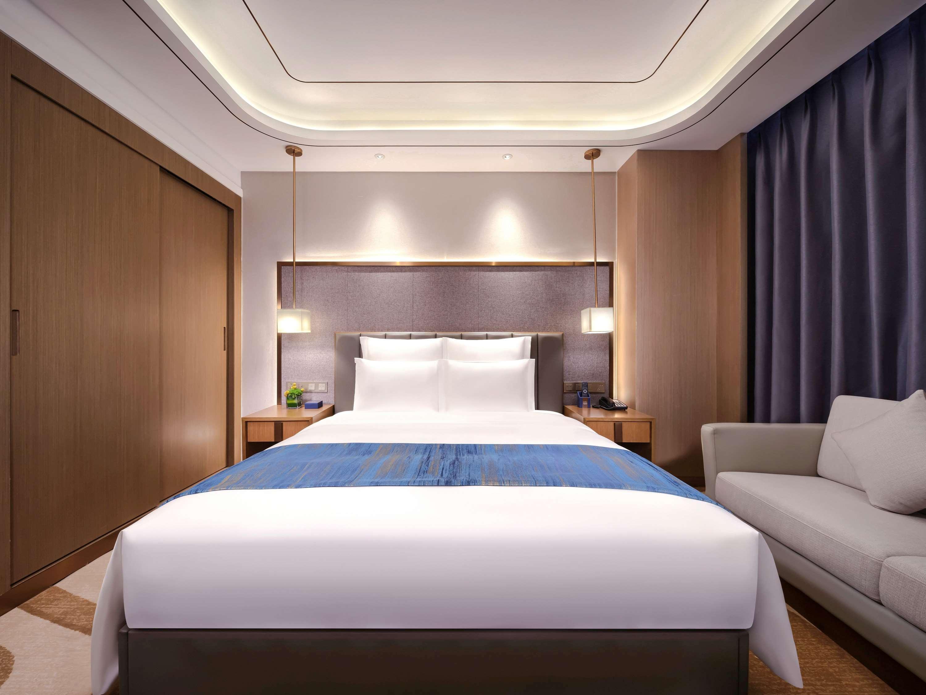 SUPERIOR, SUITE, KING BED, LOUNGE ACCESS