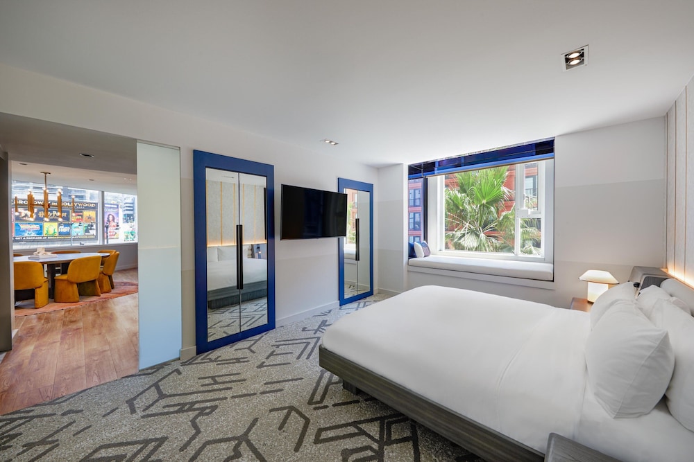 Mega, Suite, King Bed