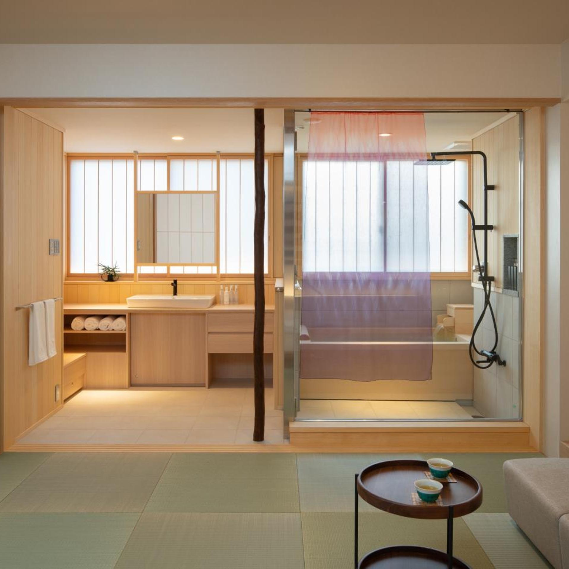 ROOM, KING BED