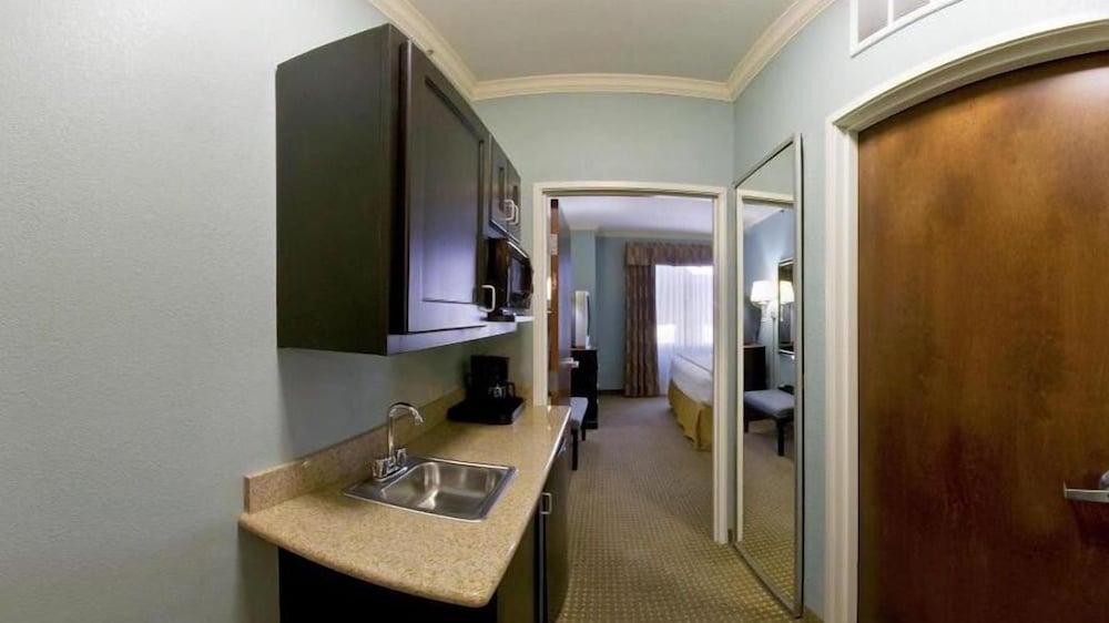 Holiday Inn Express Hotel & Suites Vernon College Area (HWY 287) 28/48