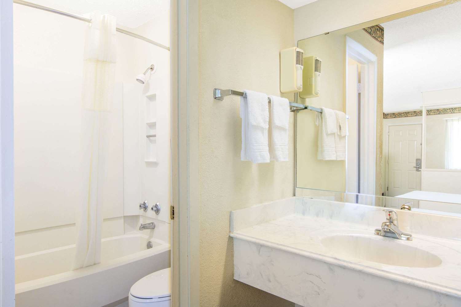 Days Inn & Suites by Wyndham Marshall 5/6