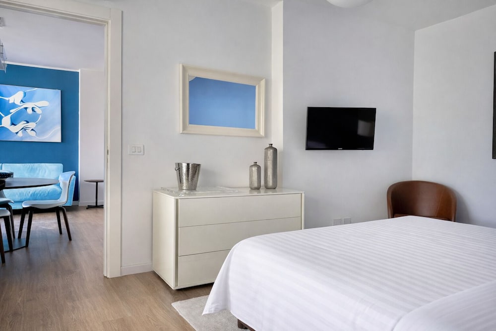 Isola Bella Infinity Suites 19/50