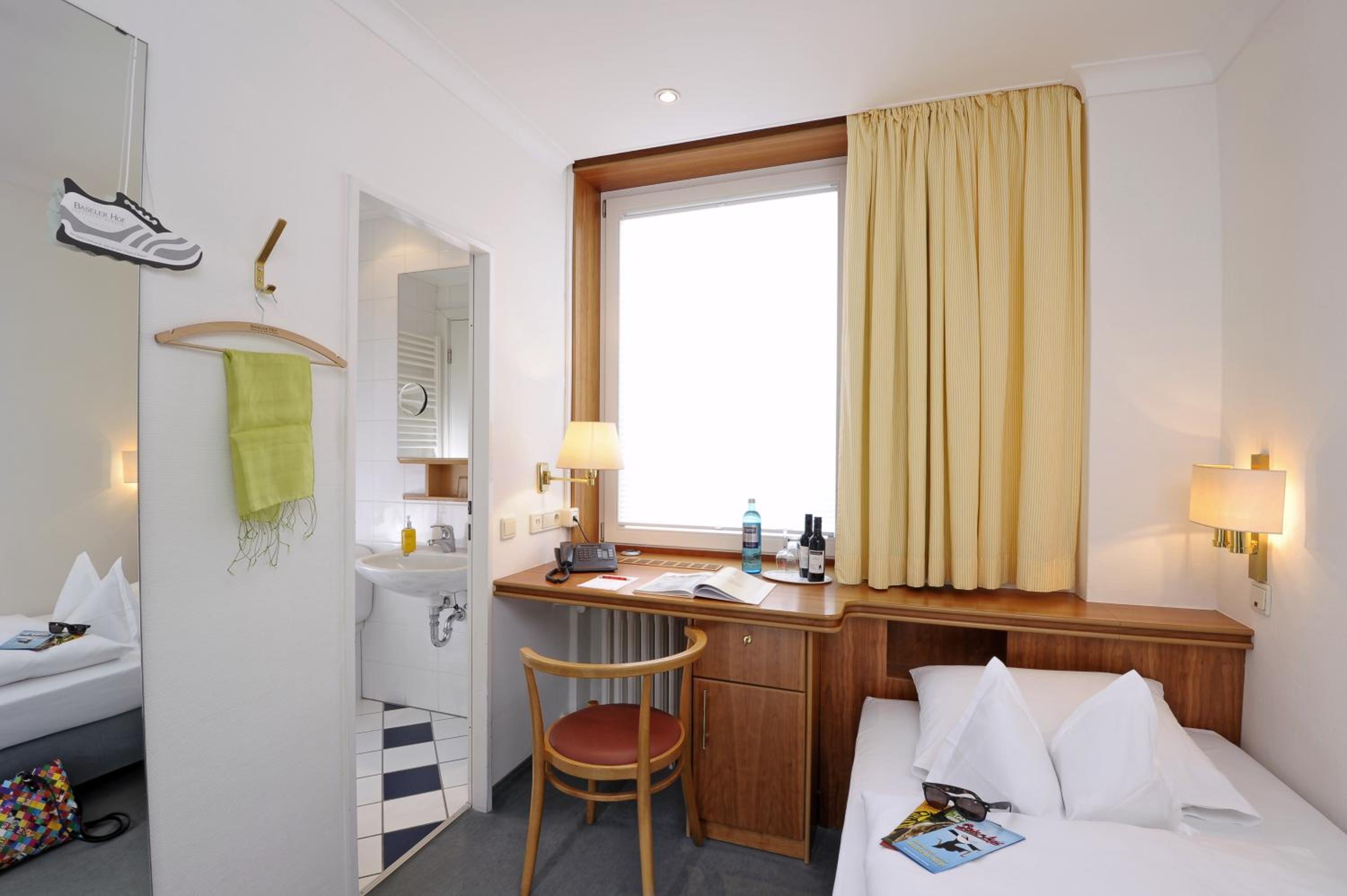 غرفة مفردة صغيرة، Baseler Hof Hotel 3/9