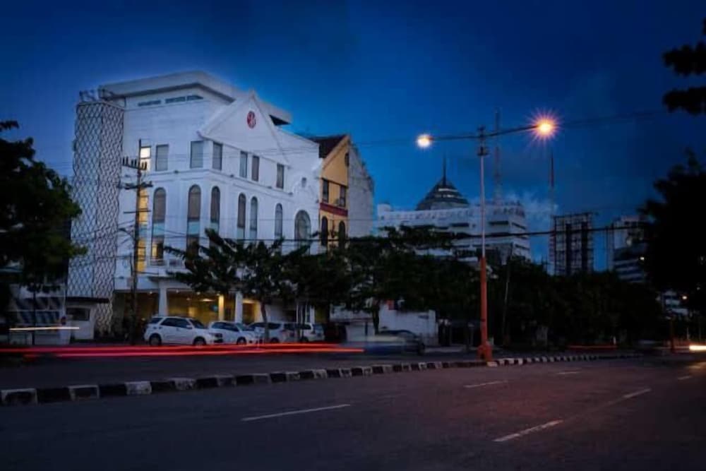 deMira Hotel Gubeng Surabaya 24/26