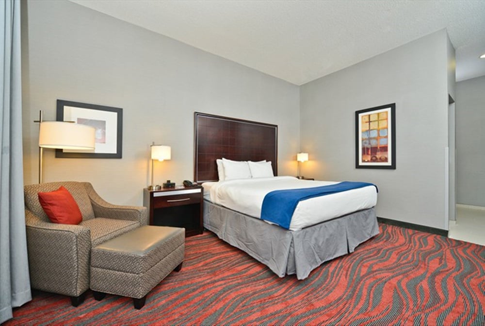 Holiday Inn Express Hotel Amp Suites Utica 16/58