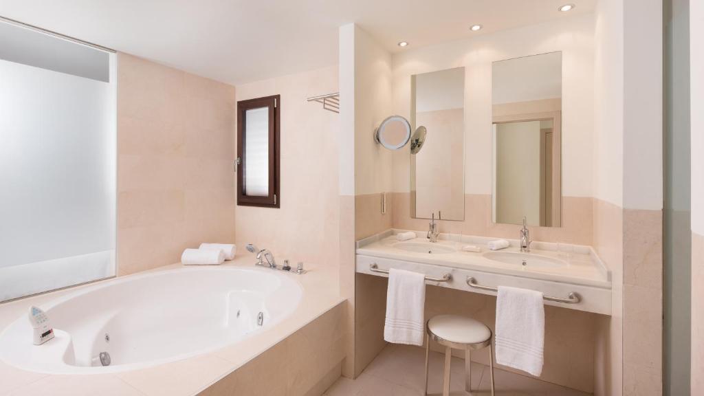 جناح جونيور بشرفة، Sheraton Hacienda Del Alamo Golf And Spa Resort 2/2