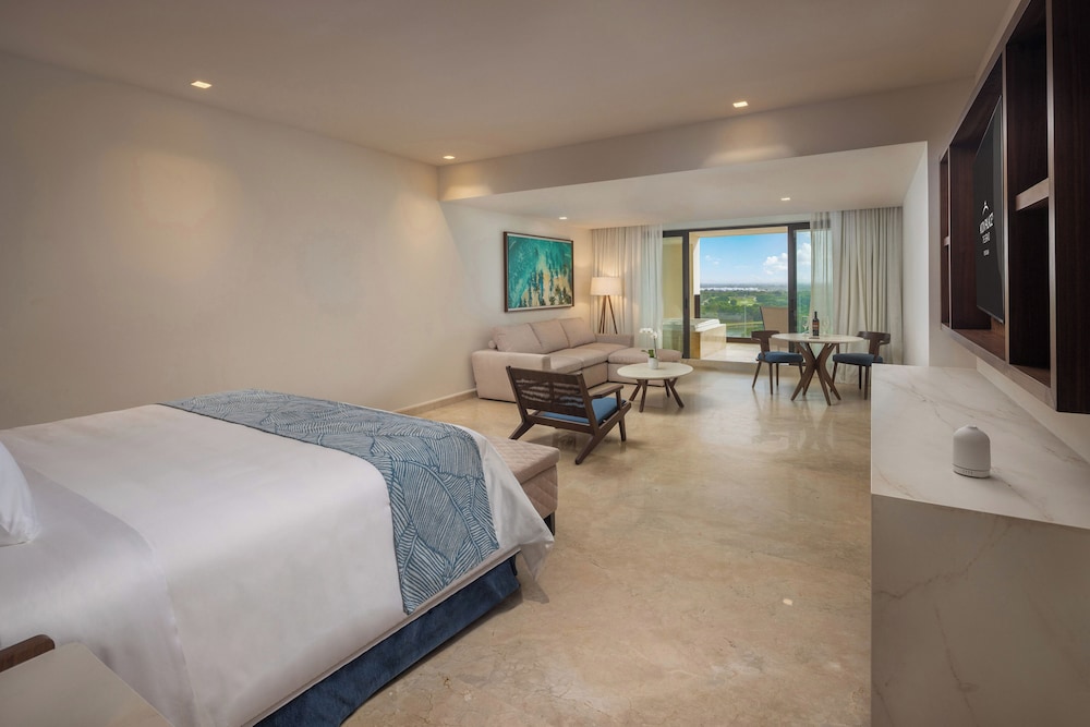 Grand, Family Suite, 1 King and 2 Queen Beds, Golf Course View