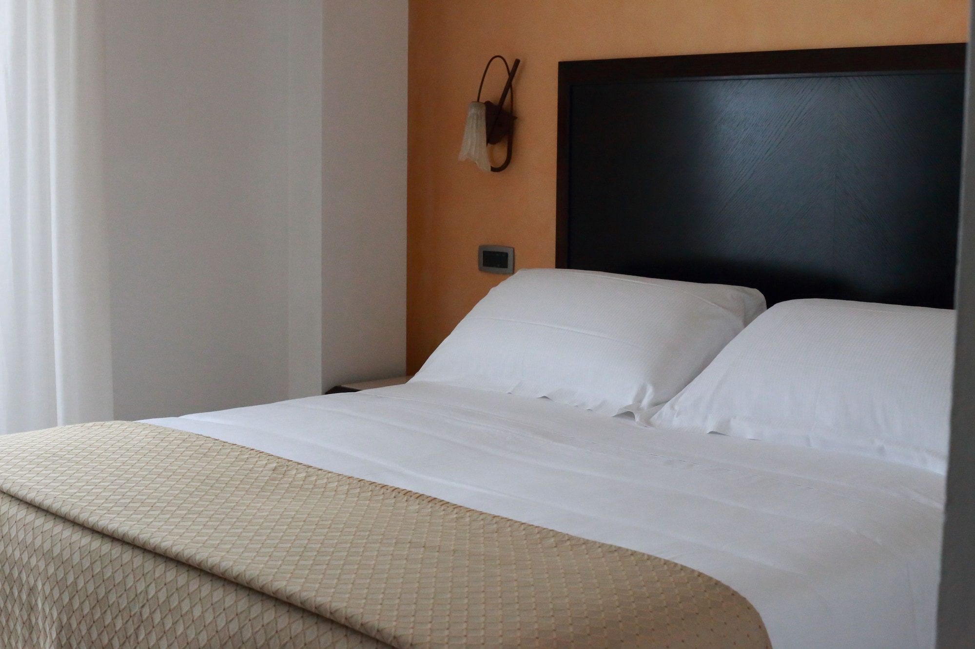 ROOM, SINGLE, DOUBLE BED