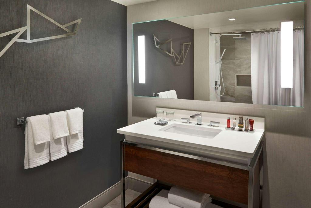 1 Bedroom, Premium, Suite, 2 Double Beds, Stadium View, Sofa، Toronto Marriott City Centre Ex Renaissance Toronto Hotel 3/3