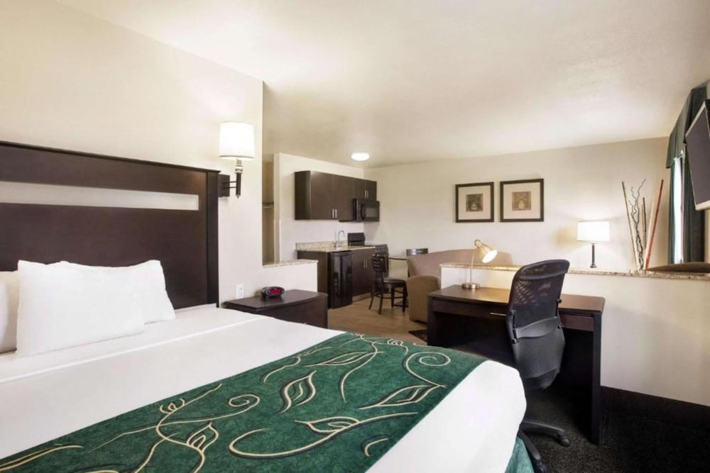 Travelodge By Wyndham Livonia 10/21