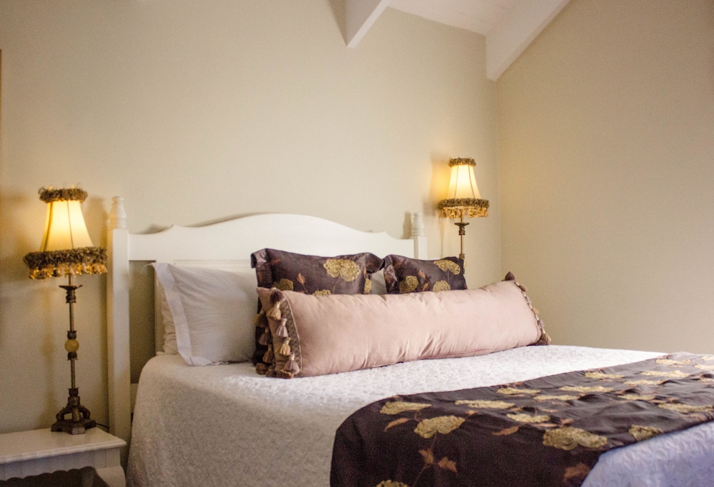 Paternoster Manor 17/36