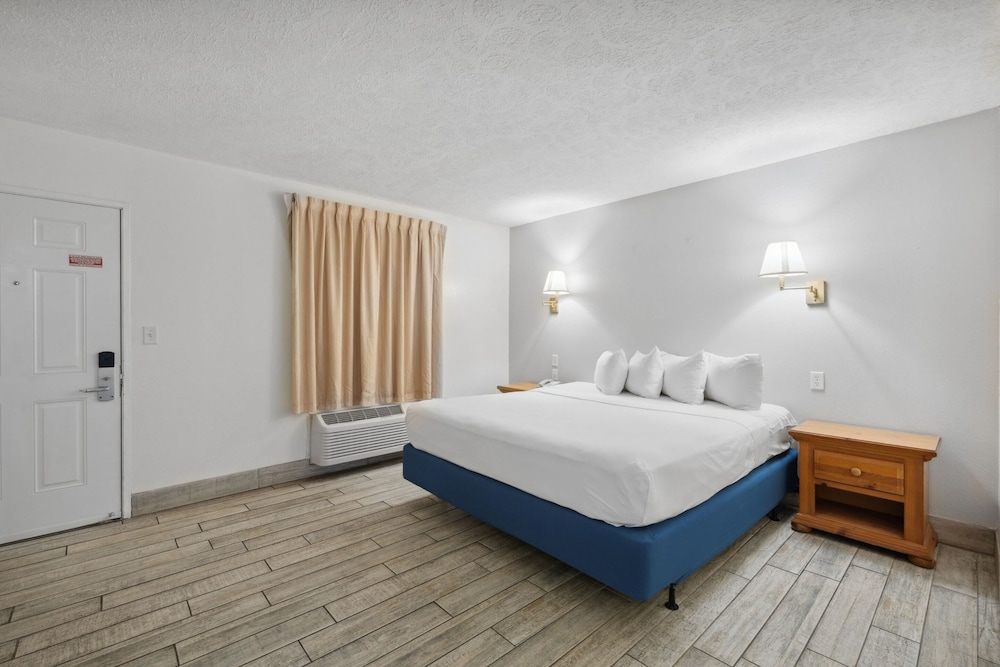 Holiday Terrace Beachfront Hotel, a By The Sea Resort 10/50